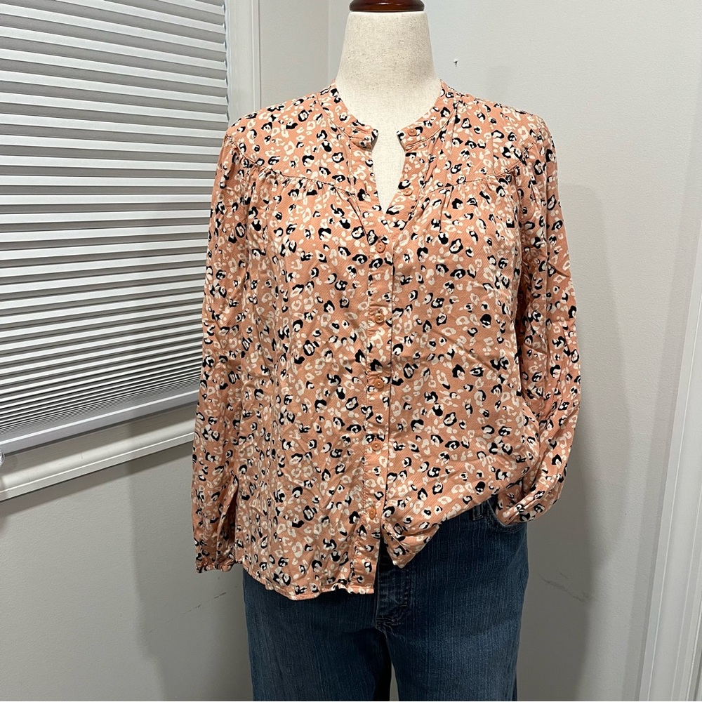 Ann Taylor Factory Leopard Graphic Print Button Up Blouse in Women's Size M